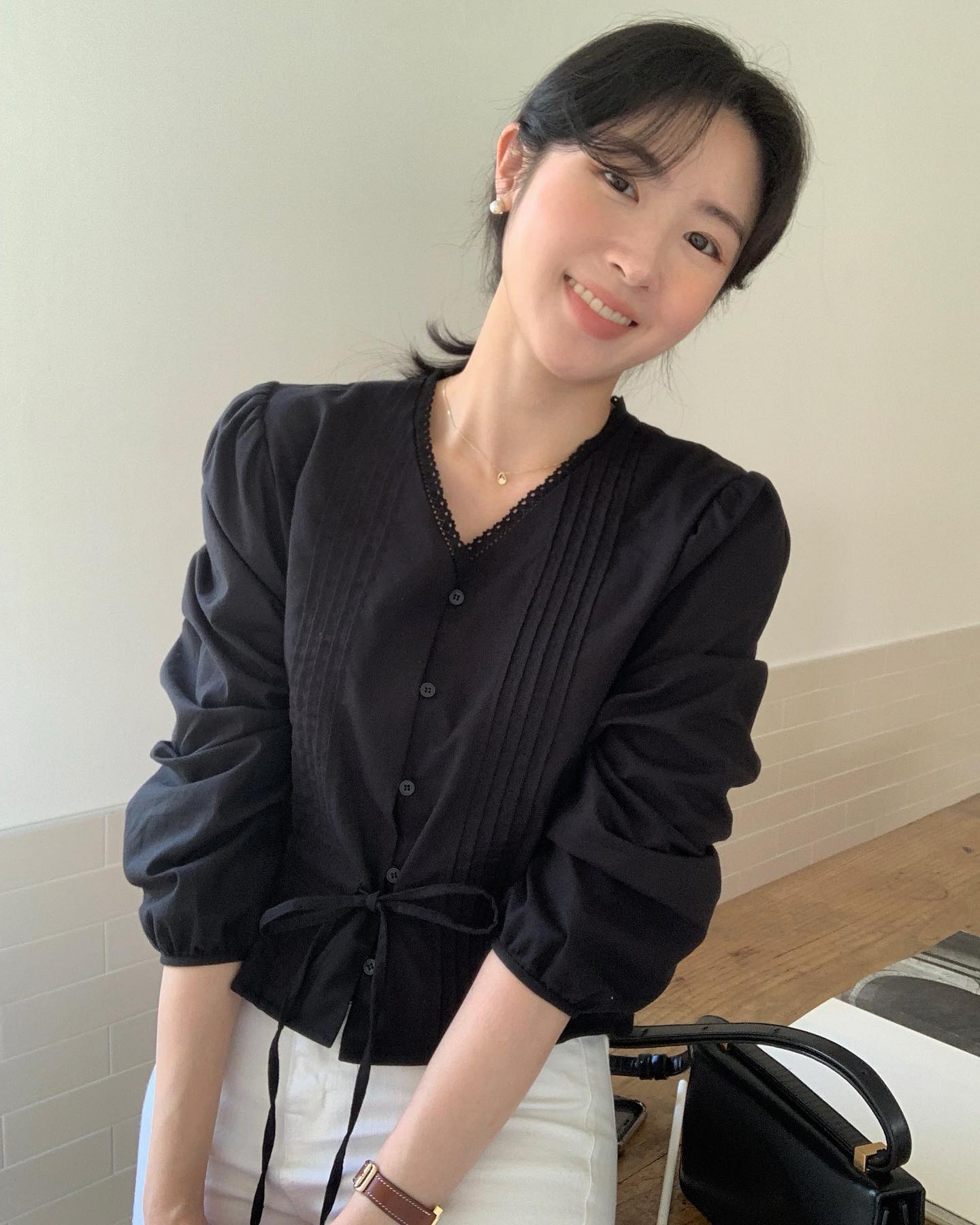 10 cách diện áo blouse tay bồng sang trọng, không bị "sến" - Ảnh 4. 10 cách diện áo blouse tay bồng sang trọng, không bị "sến" - Ảnh 4.