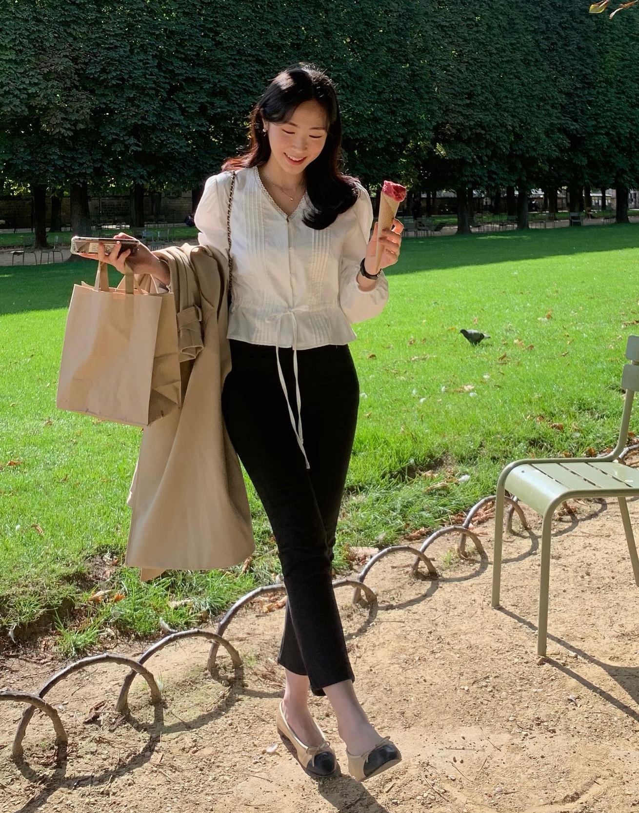 10 cách diện áo blouse tay bồng sang trọng, không bị "sến" - Ảnh 5. 10 cách diện áo blouse tay bồng sang trọng, không bị "sến" - Ảnh 5.