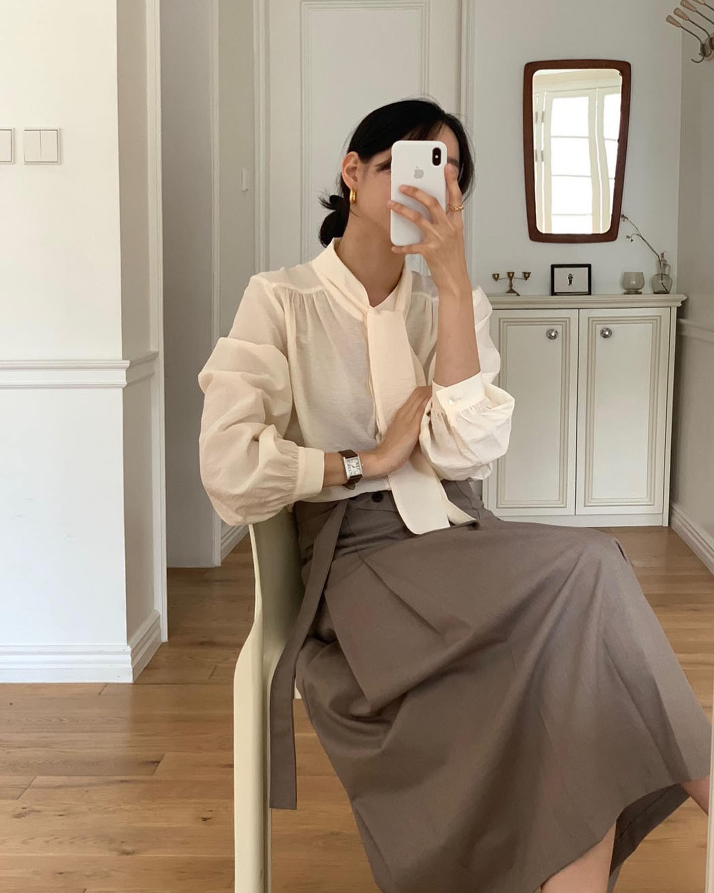 10 cách diện áo blouse tay bồng sang trọng, không bị "sến" - Ảnh 7. 10 cách diện áo blouse tay bồng sang trọng, không bị "sến" - Ảnh 7.