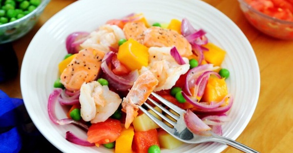Bữa tối giảm cân hiệu quả với món salad khoai lang cá hồi