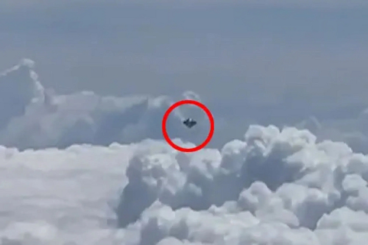 Hành khách trên máy bay ghi lại cận cảnh UFO hình kim cương - Ảnh 1.