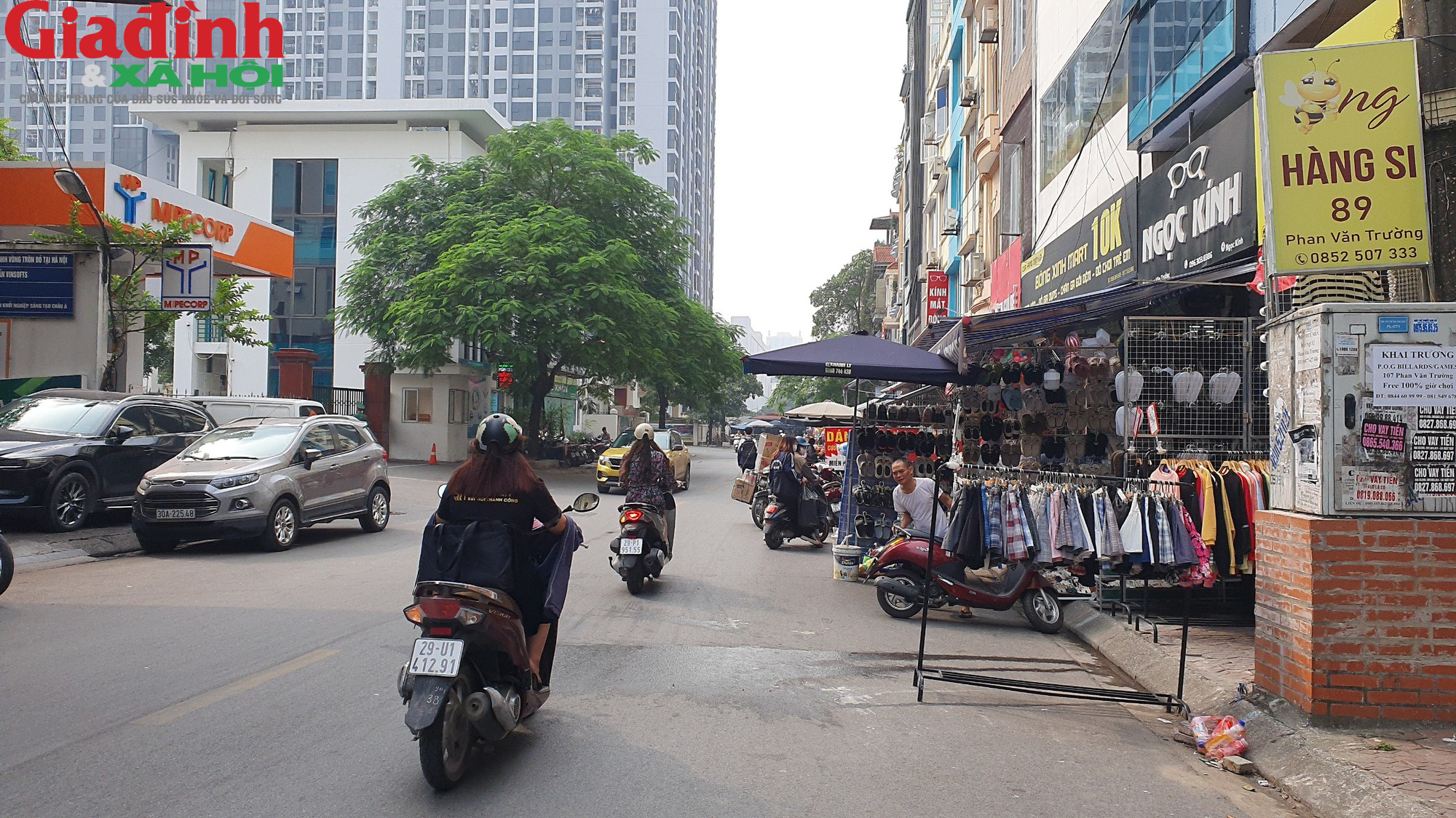 Hà Nội: Đường Phan Văn Trường đang bị chiếm dụng bởi ‘thiên đường mua sắm’ giới trẻ  - Ảnh 2.