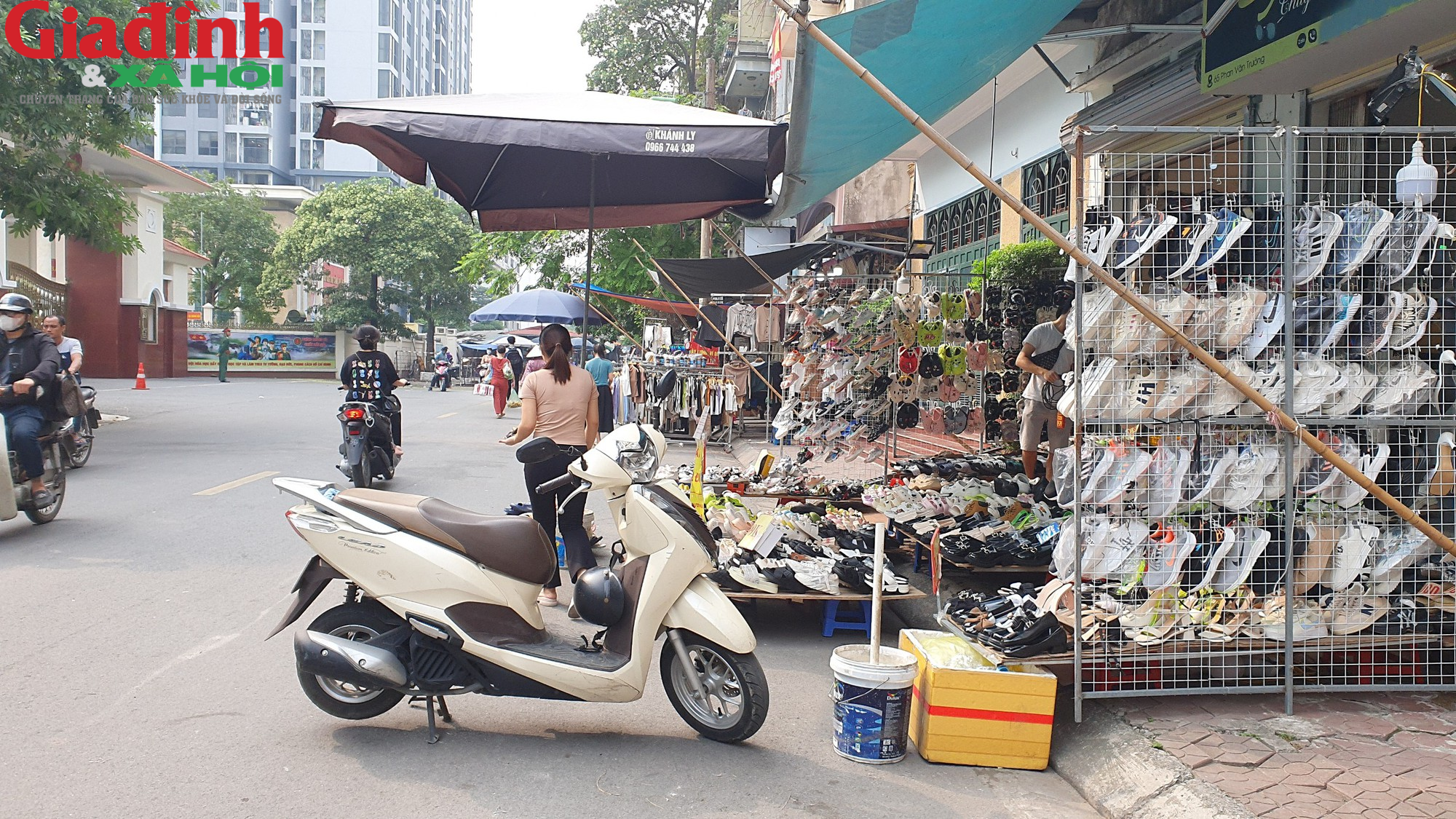 Hà Nội: Đường Phan Văn Trường đang bị chiếm dụng bởi ‘thiên đường mua sắm’ giới trẻ  - Ảnh 3.