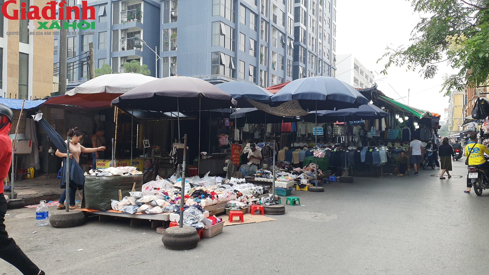 Hà Nội: Đường Phan Văn Trường đang bị chiếm dụng bởi ‘thiên đường mua sắm’ giới trẻ  - Ảnh 4.
