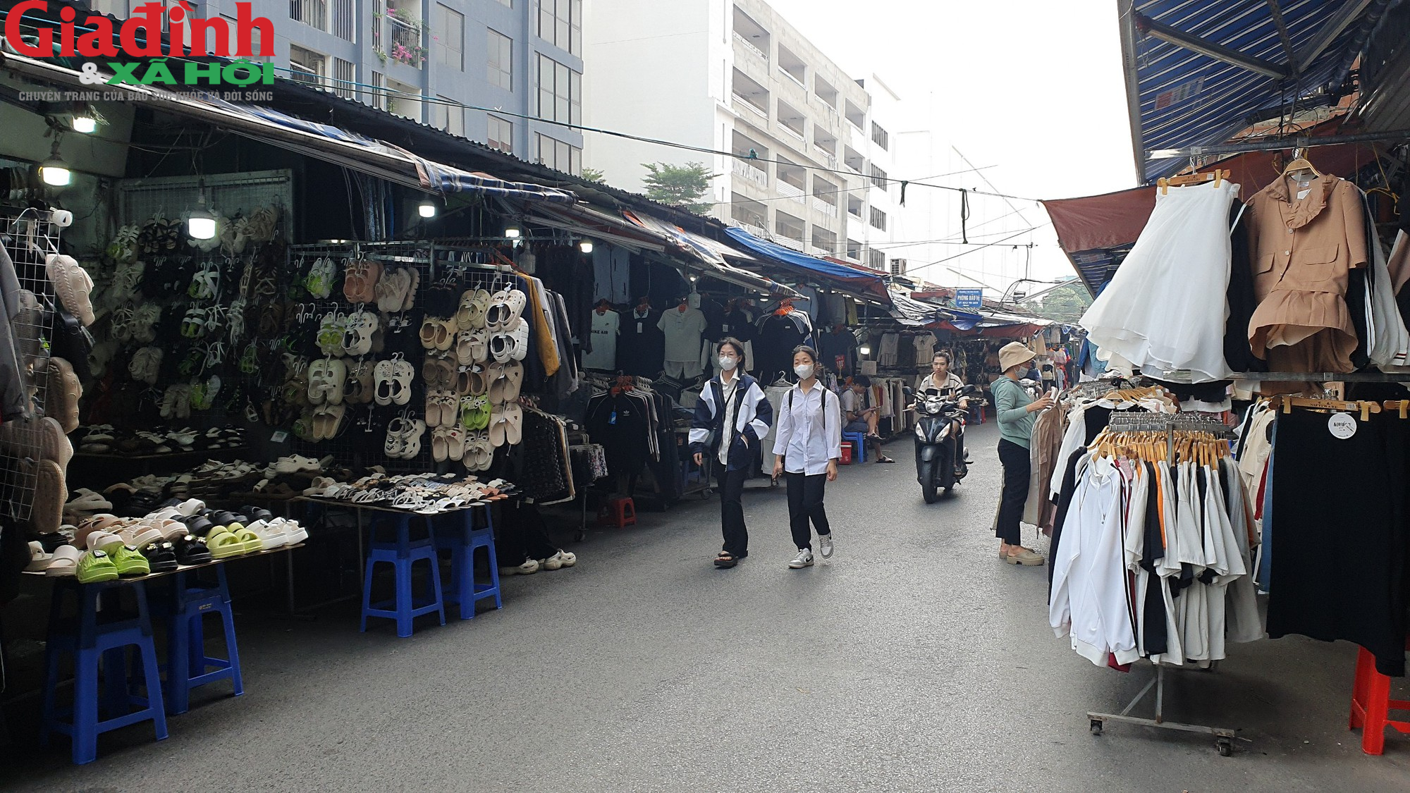 Hà Nội: Đường Phan Văn Trường đang bị chiếm dụng bởi ‘thiên đường mua sắm’ giới trẻ  - Ảnh 5.