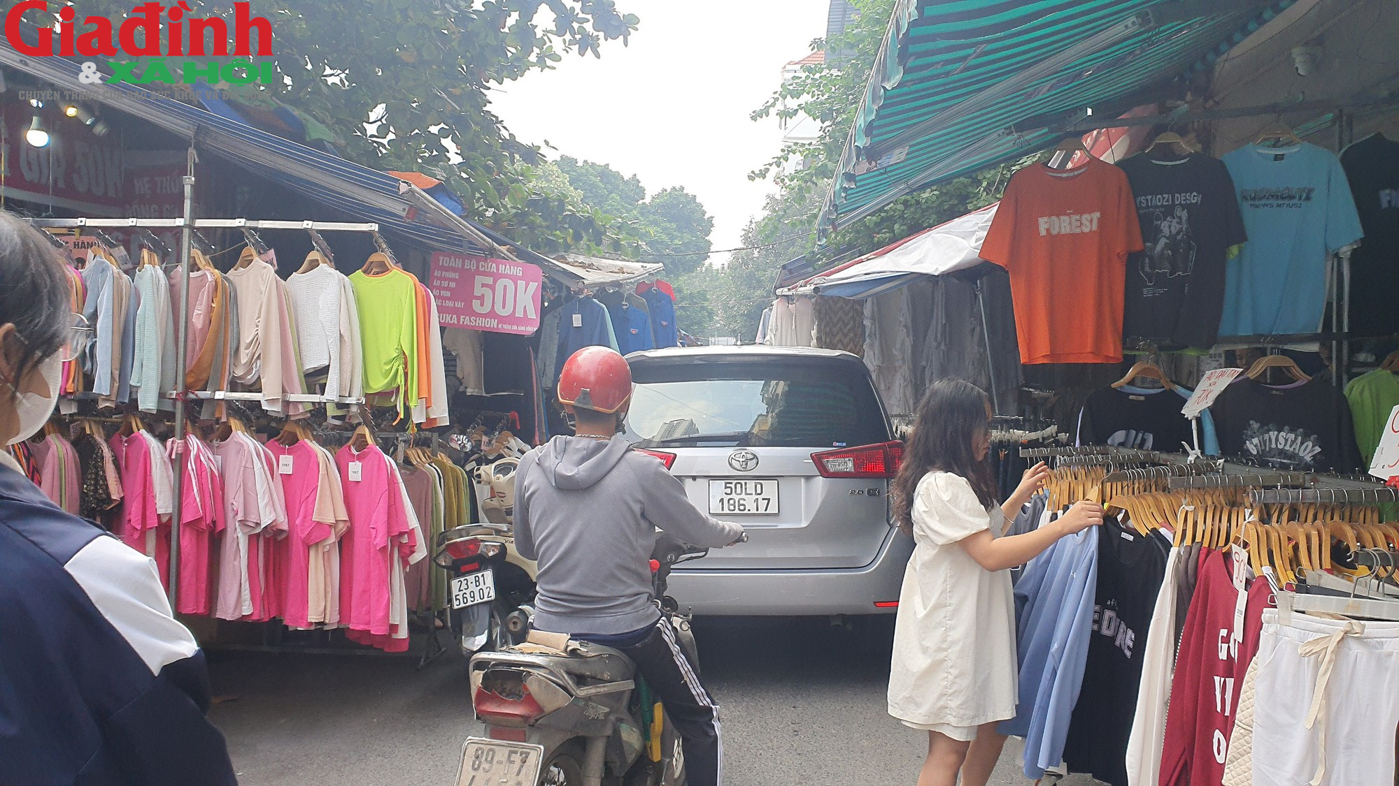Hà Nội: Đường Phan Văn Trường đang bị chiếm dụng bởi ‘thiên đường mua sắm’ giới trẻ  - Ảnh 6.