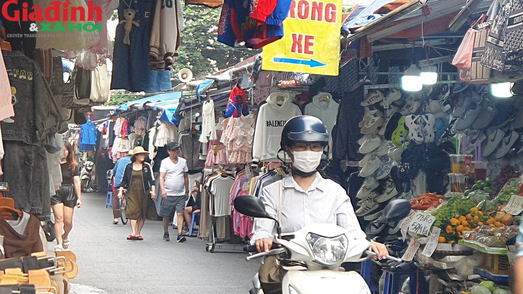 Hà Nội: Đường Phan Văn Trường đang bị chiếm dụng bởi ‘thiên đường mua sắm’ giới trẻ  - Ảnh 8.