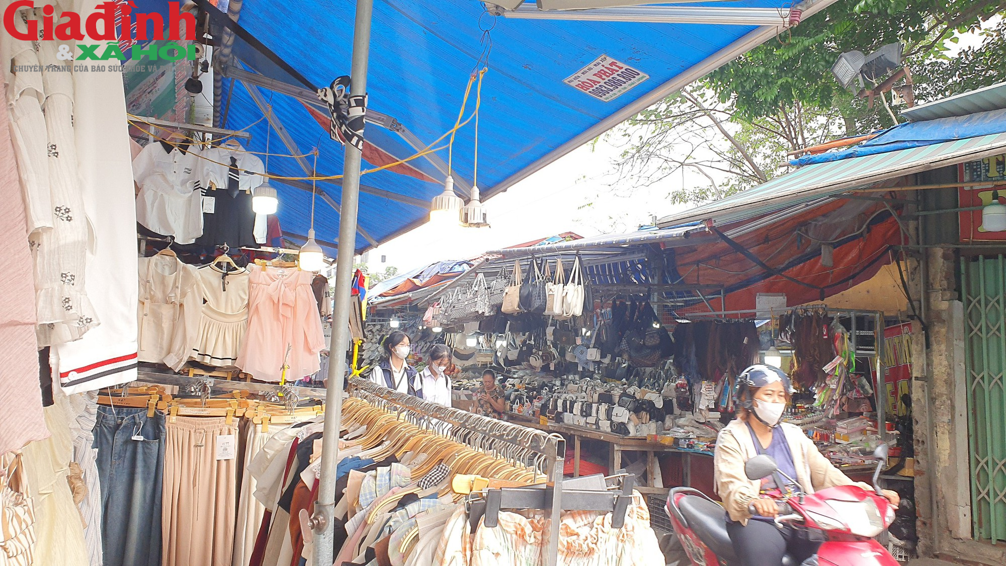 Hà Nội: Đường Phan Văn Trường đang bị chiếm dụng bởi ‘thiên đường mua sắm’ giới trẻ  - Ảnh 9.