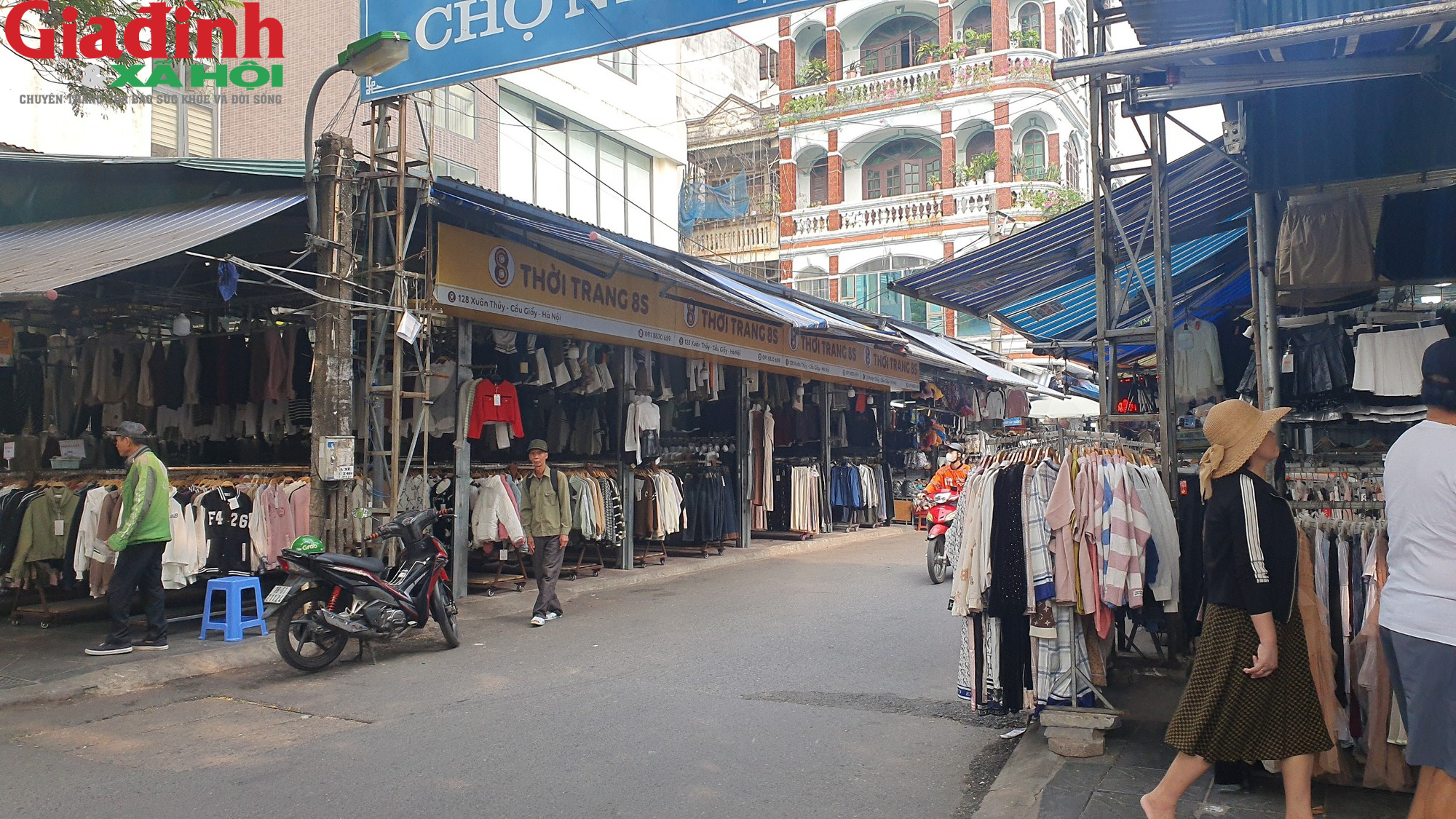 Hà Nội: Đường Phan Văn Trường đang bị chiếm dụng bởi ‘thiên đường mua sắm’ giới trẻ  - Ảnh 12.