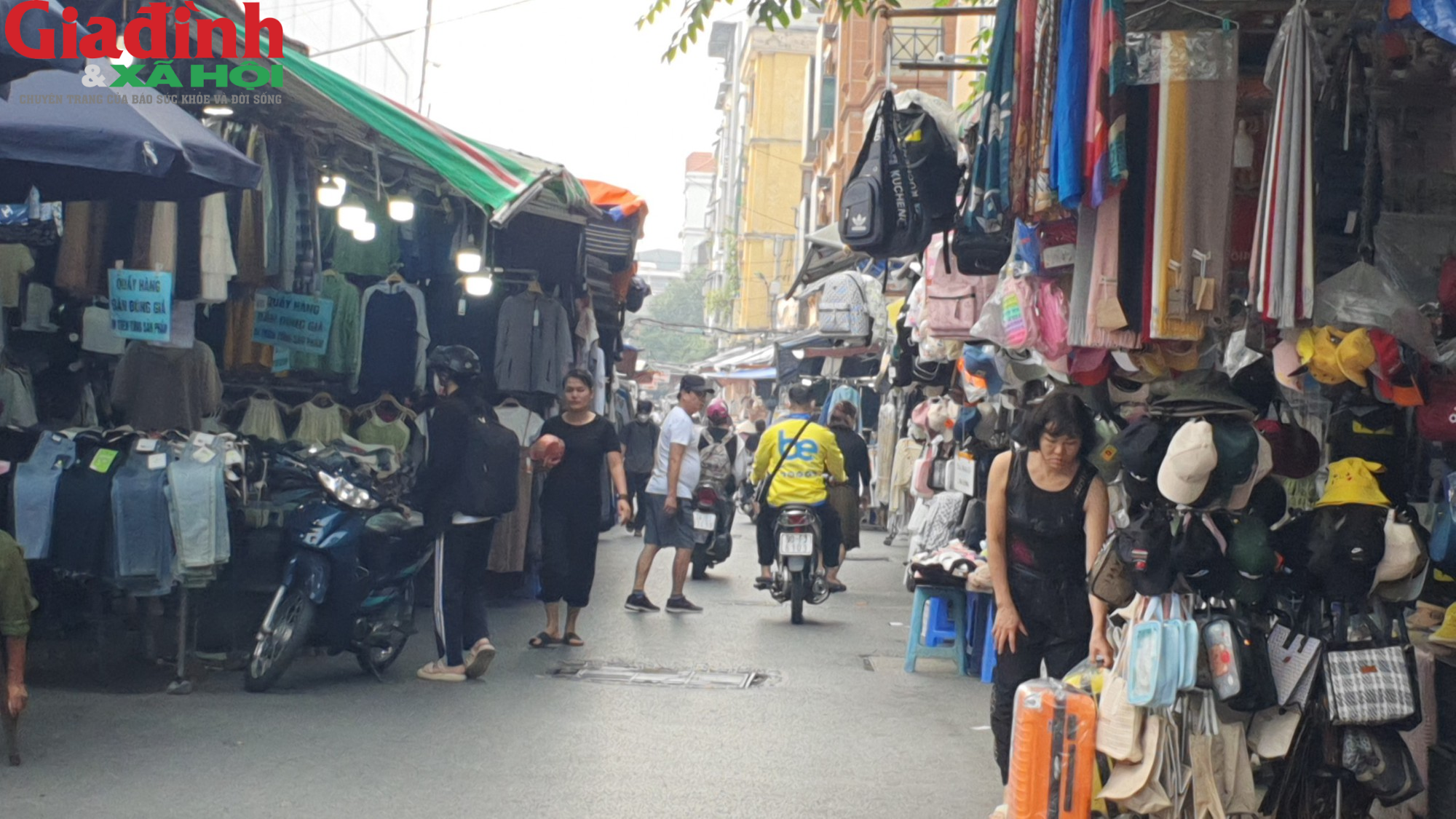 Hà Nội: Đường Phan Văn Trường đang bị chiếm dụng bởi ‘thiên đường mua sắm’ giới trẻ  - Ảnh 14.