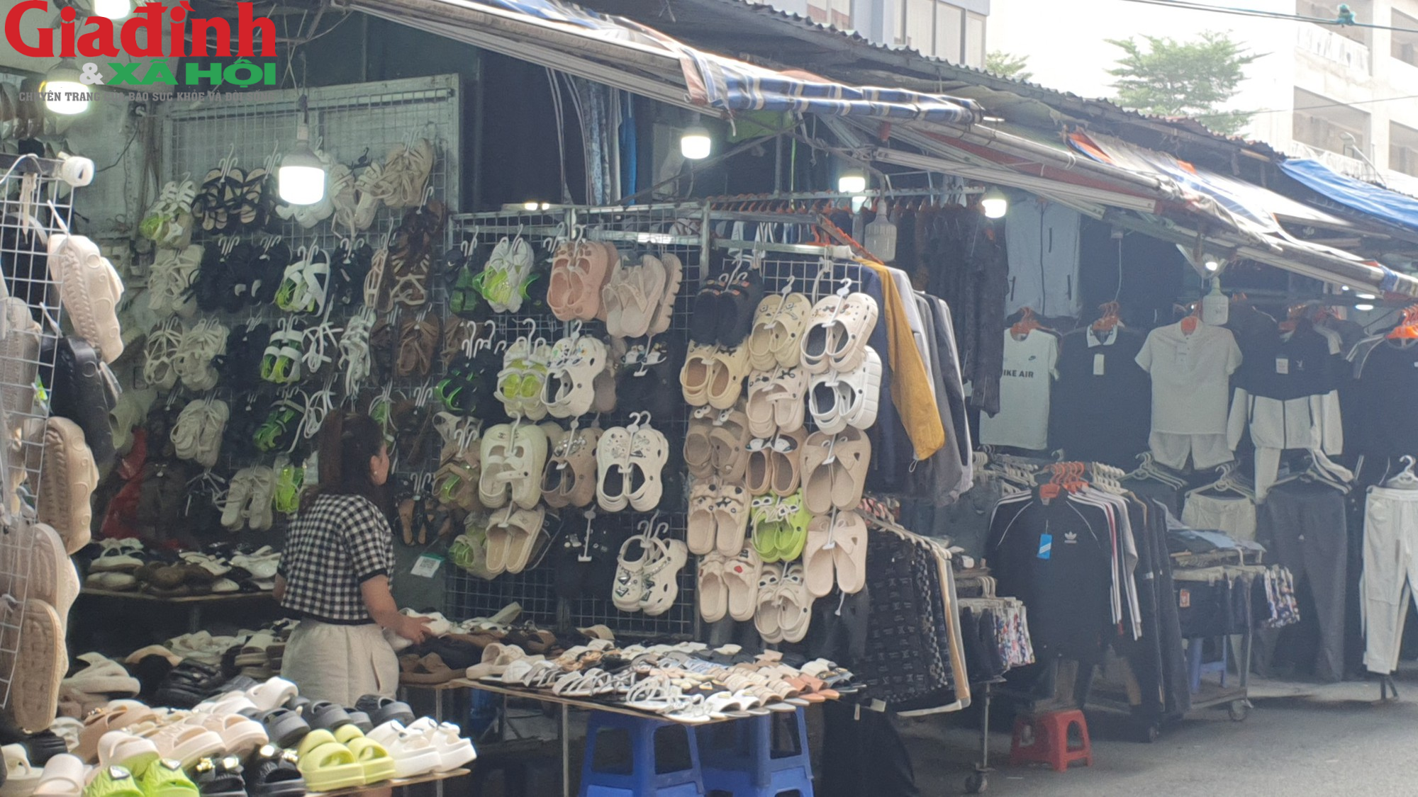 Hà Nội: Đường Phan Văn Trường đang bị chiếm dụng bởi ‘thiên đường mua sắm’ giới trẻ  - Ảnh 15.