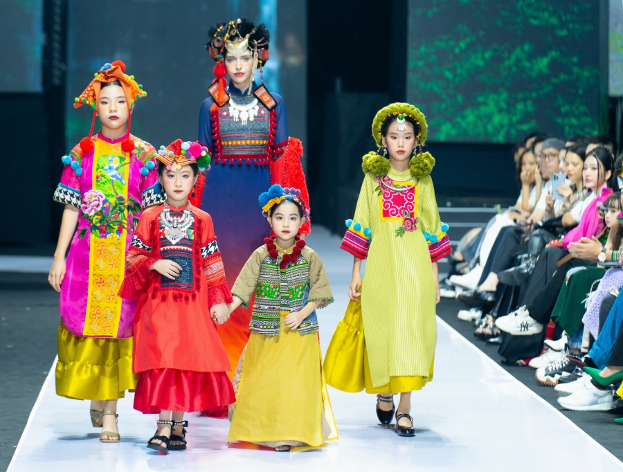 Cận cảnh cô mẫu nhí nhỏ tuổi nhất lịch sử Vietnam International Fashion Week - Ảnh 4.