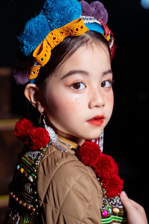 Cận cảnh cô mẫu nhí nhỏ tuổi nhất lịch sử Vietnam International Fashion Week - Ảnh 6.