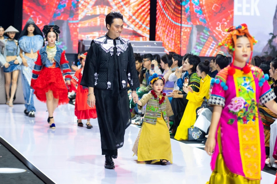 Cận cảnh cô mẫu nhí nhỏ tuổi nhất lịch sử Vietnam International Fashion Week - Ảnh 3.