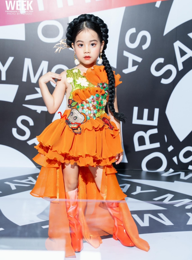 Cận cảnh cô mẫu nhí nhỏ tuổi nhất lịch sử Vietnam International Fashion Week - Ảnh 8.