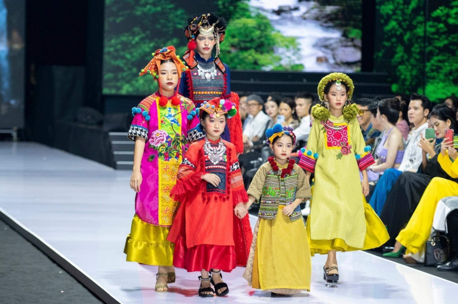 Cận cảnh cô mẫu nhí nhỏ tuổi nhất lịch sử Vietnam International Fashion Week - Ảnh 2.