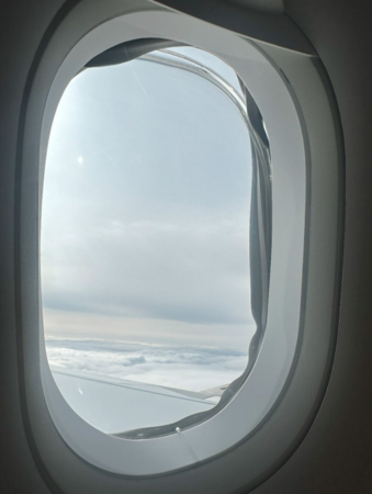 Đang tận hưởng chuyến bay hạng sang, hành khách kinh hoàng phát hiện cửa sổ máy bay biến mất ở độ cao 10.000 feet - Ảnh 2.