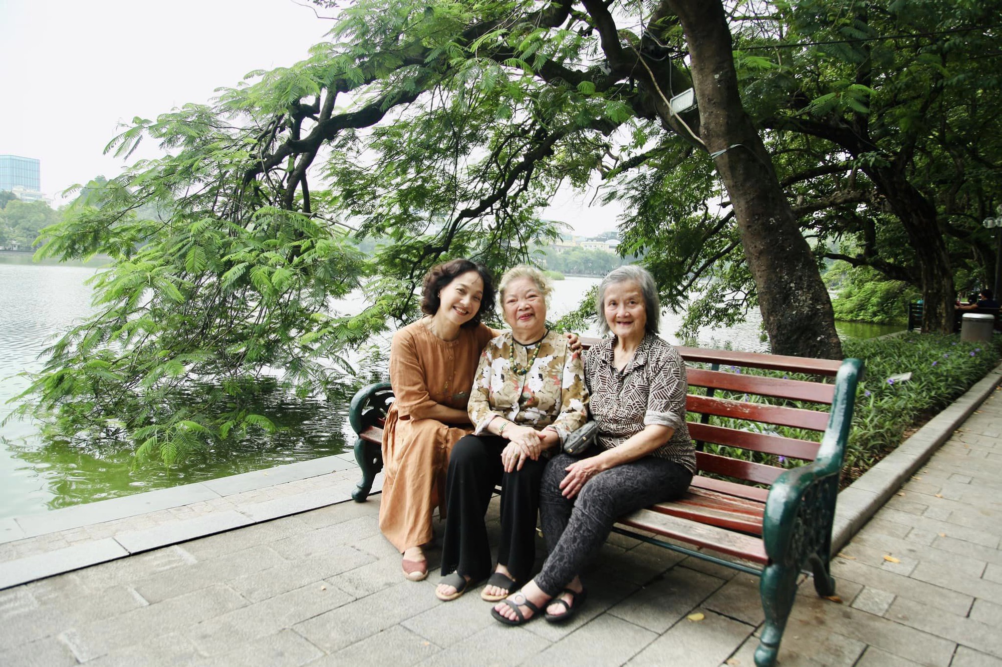 NSƯT sinh được 3 ngọc nữ đẹp bậc nhất màn ảnh Việt, tuổi 85 bán trà đá vỉa hè, sống yên vui - Ảnh 4.