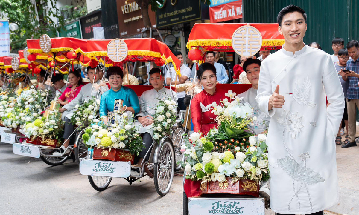 Gia đình Đoàn Văn Hậu đi xích lô tới hỏi cưới Doãn Hải My