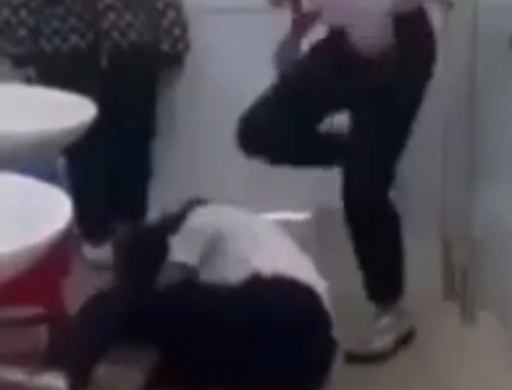 Nhóm nữ sinh lớp 9 đánh bạn túi bụi trong nhà vệ sinh bị phạt đọc sách Đạo đức