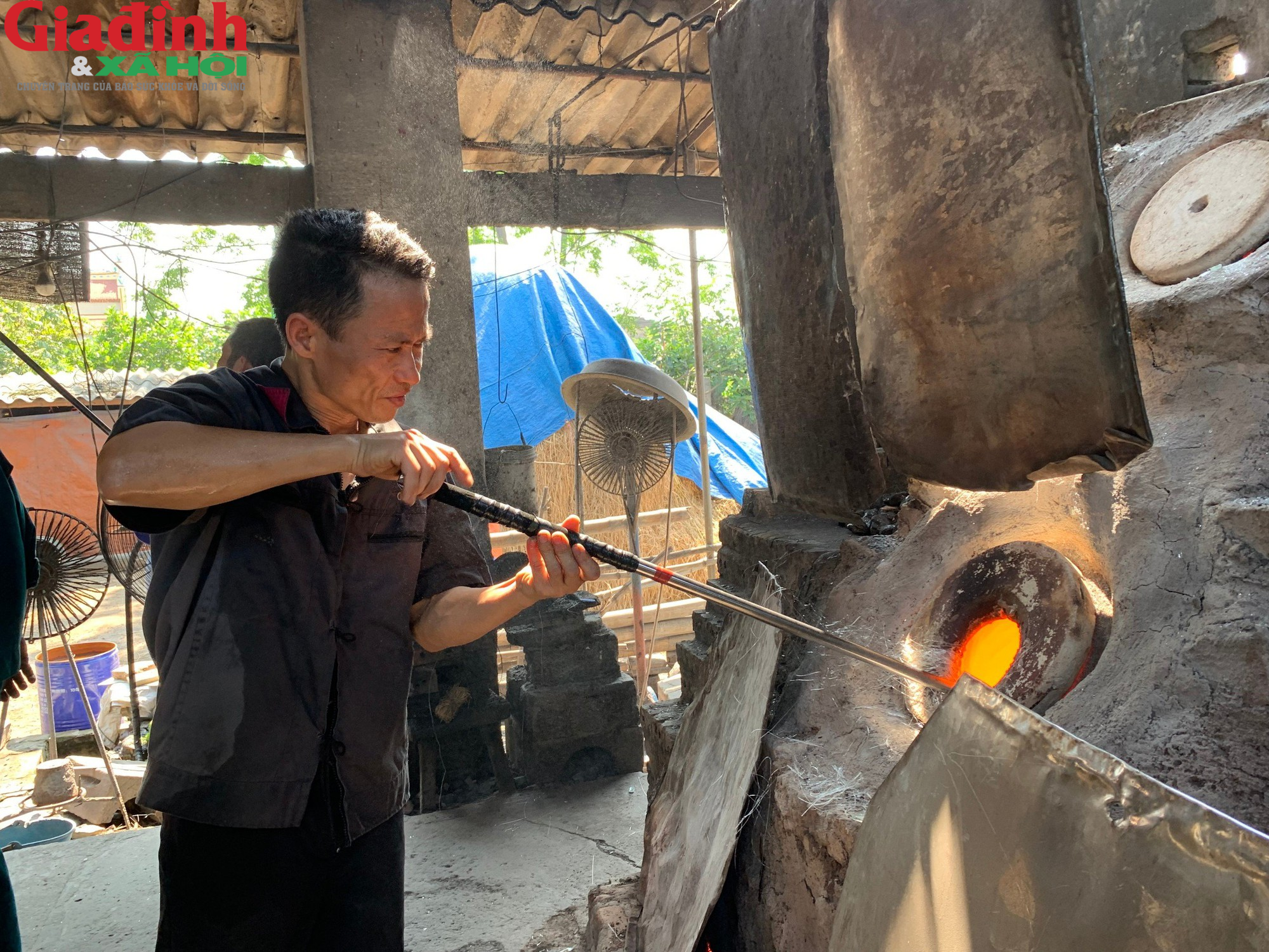 Nam Định: Lửa nghề đỏ rực, nghệ nhân thổi ra một thứ nhiều người Việt đang dùng - Ảnh 3.