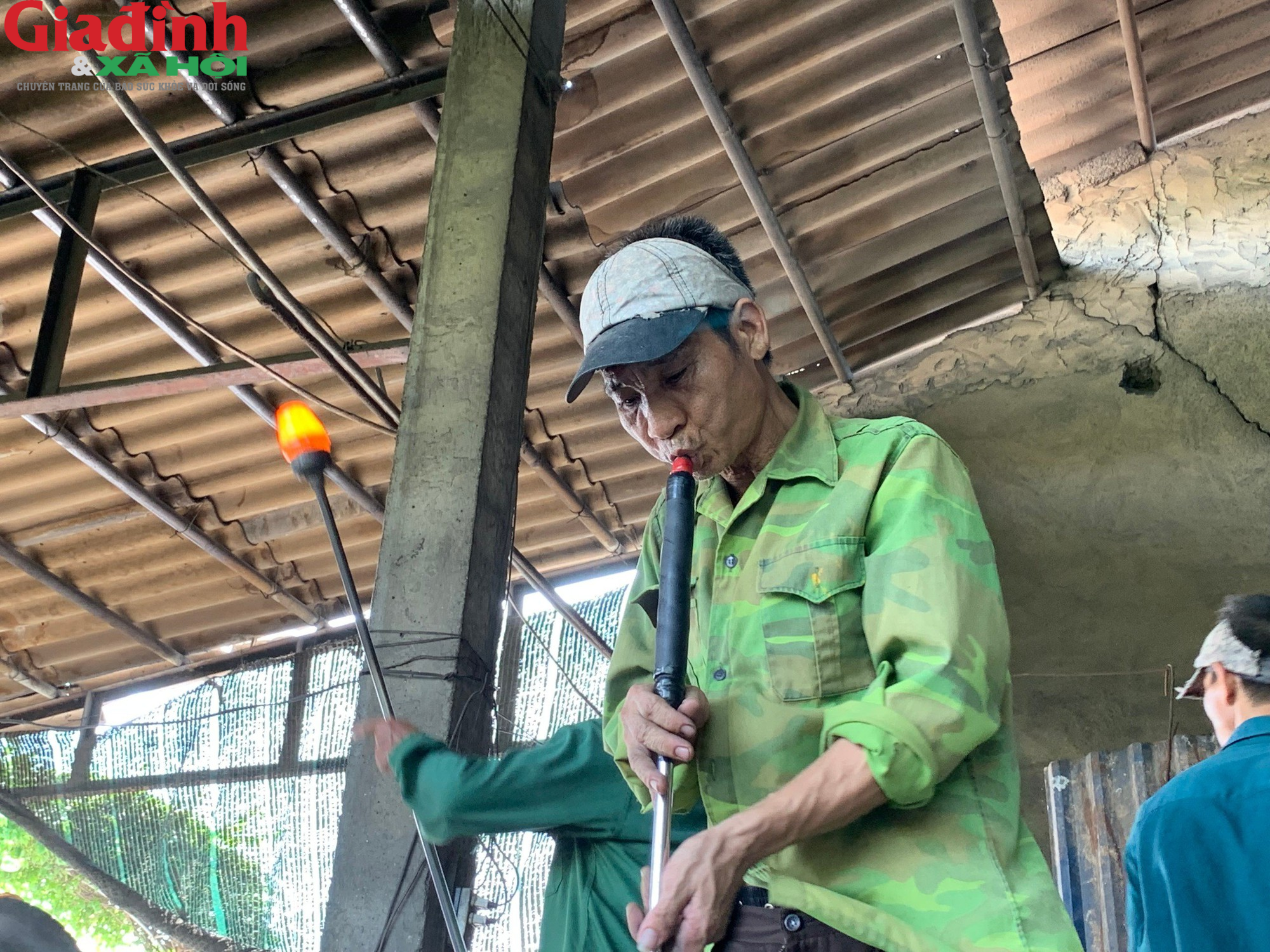 Nam Định: Lửa nghề đỏ rực, nghệ nhân thổi ra một thứ nhiều người Việt đang dùng - Ảnh 5.