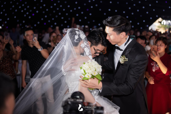 Đám cưới Đoàn Văn Hậu ở Thái Bình: Chú rể, cô dâu mướt mải mồ hồ giữa trời tháng 11 - Ảnh 2.
