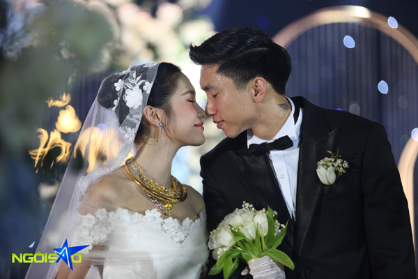 Đám cưới Đoàn Văn Hậu ở Thái Bình: Chú rể, cô dâu mướt mải mồ hồ giữa trời tháng 11 - Ảnh 4.