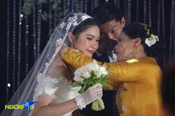 Đám cưới Đoàn Văn Hậu ở Thái Bình: Chú rể, cô dâu mướt mải mồ hồ giữa trời tháng 11 - Ảnh 6.