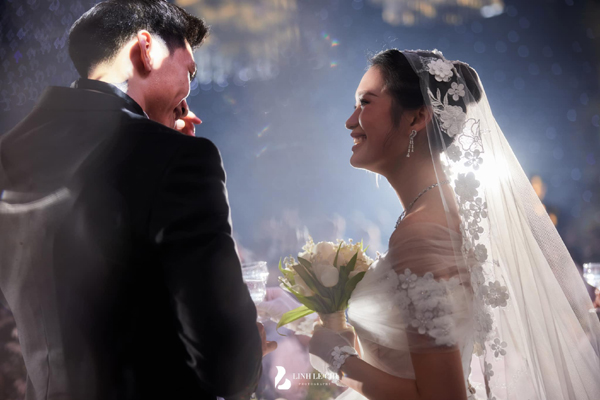 Đám cưới Đoàn Văn Hậu ở Thái Bình: Chú rể, cô dâu mướt mải mồ hồ giữa trời tháng 11 - Ảnh 8.