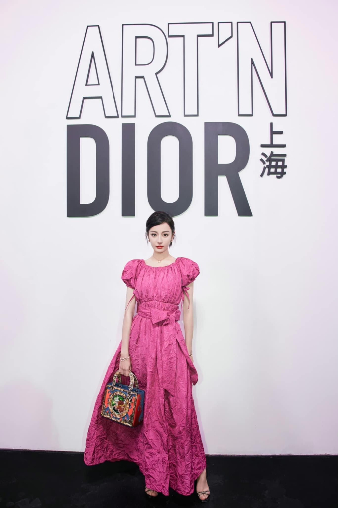 Địch Lệ Nhiệt Ba xinh như búp bê nhưng lại mất điểm trang phục, Châu Dã hoá công chúa tại sự kiện Dior - Ảnh 2.