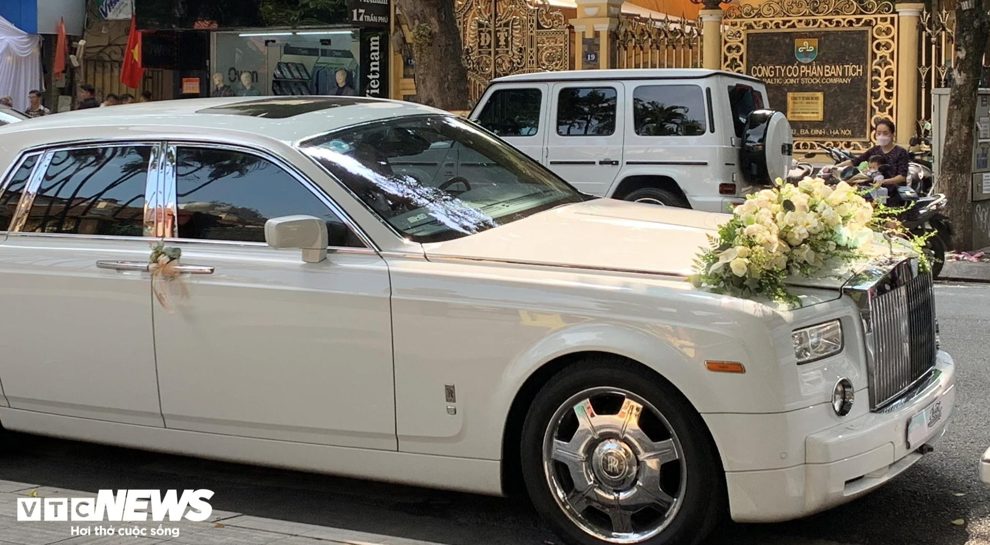 Cận cảnh chiếc Rolls Royce Phantom gần 50 tỷ Đoàn Văn Hậu đến đón cô dâu Doãn Hải My - Ảnh 2.