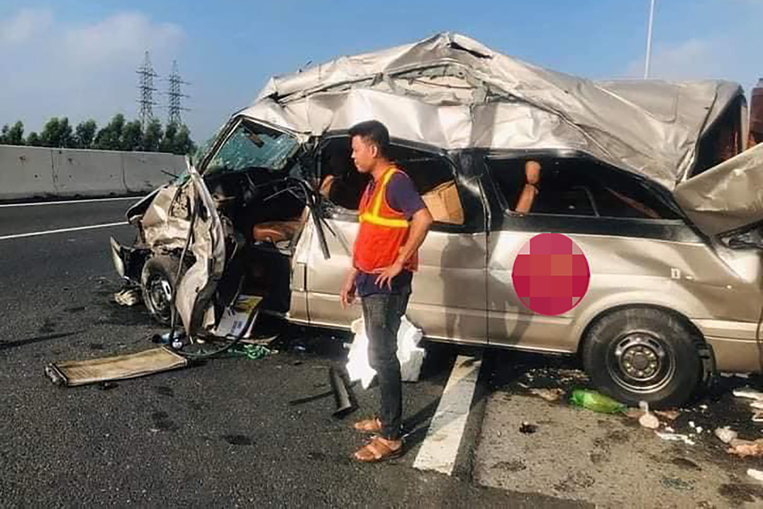 Ôtô bẹp dúm sau cú tông vào hộ lan cao tốc Hà Nội - Hải Phòng - Ảnh 2.