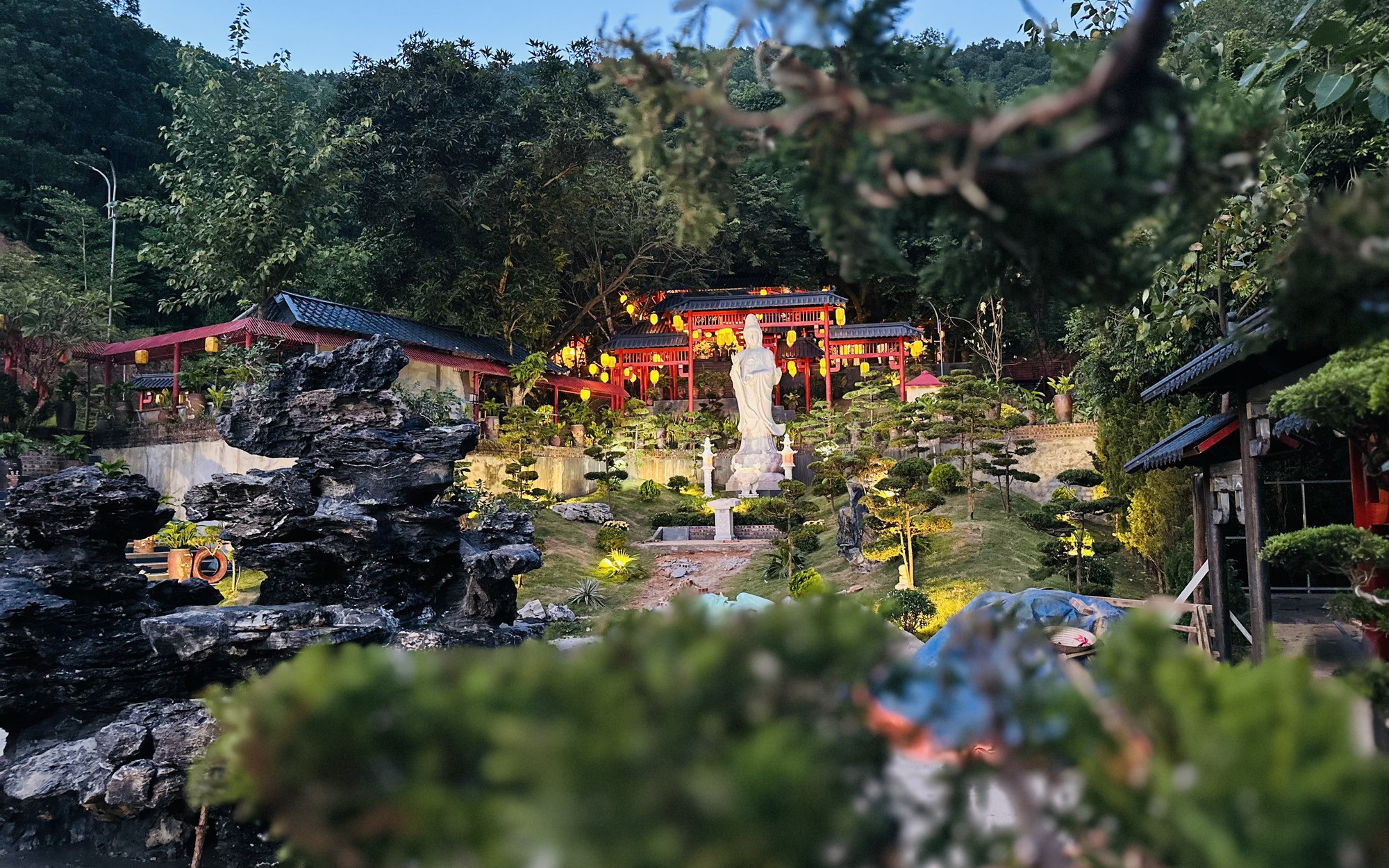 Hà Nam: Choáng ngợp với "tiên cảnh Chùa Cây Thị" đẹp lung linh dưới màn đêm buông phủ