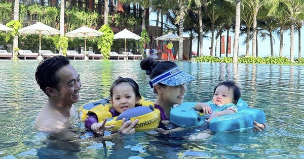 Vợ chồng Cường "Đô la" và Đàm Thu Trang đưa các con đi bơi, lý do cậu út ngay lập tức "chiếm sóng"