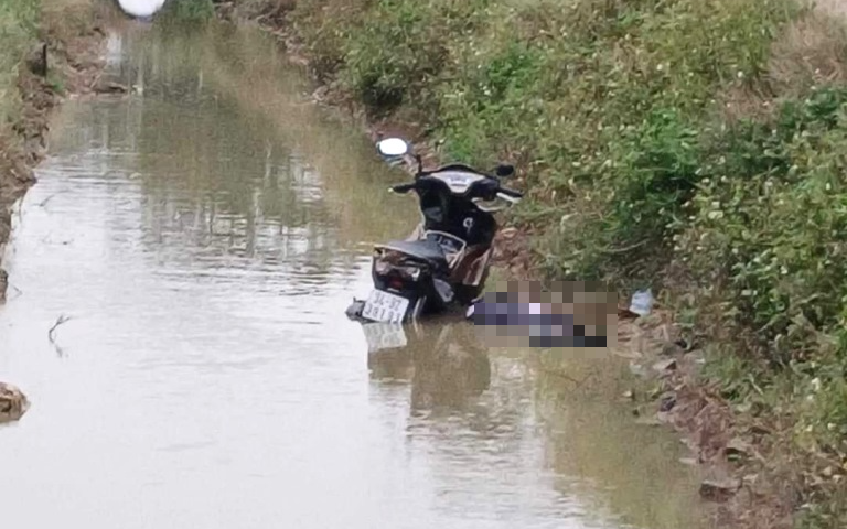 Hải Dương: Phát hiện người đàn ông tử vong cạnh xe máy dưới mương nước