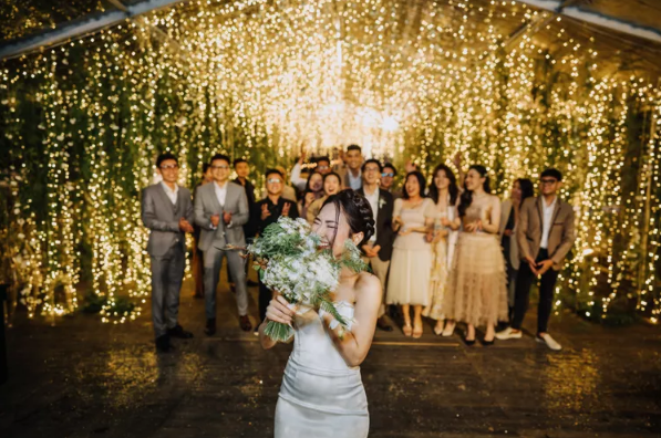Có gì đặc biệt ở đám cưới của cặp đôi Việt Nam trên đồng hoa Đà Lạt được báo nước ngoài đăng tải? - Ảnh 8.