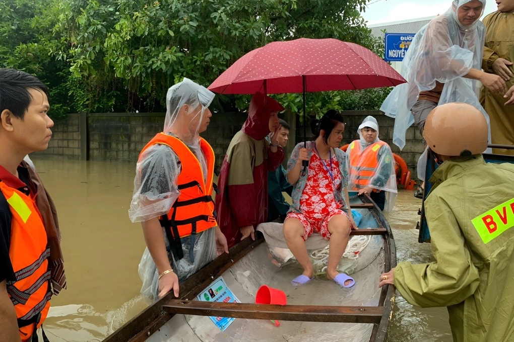 Tin sáng 16/11: Gần 60 học sinh nhập viện sau khi ăn cơm trưa ở trường; Công an Huế vượt lũ, dầm mưa đưa thai phụ đến bệnh viện sinh con - Ảnh 3.