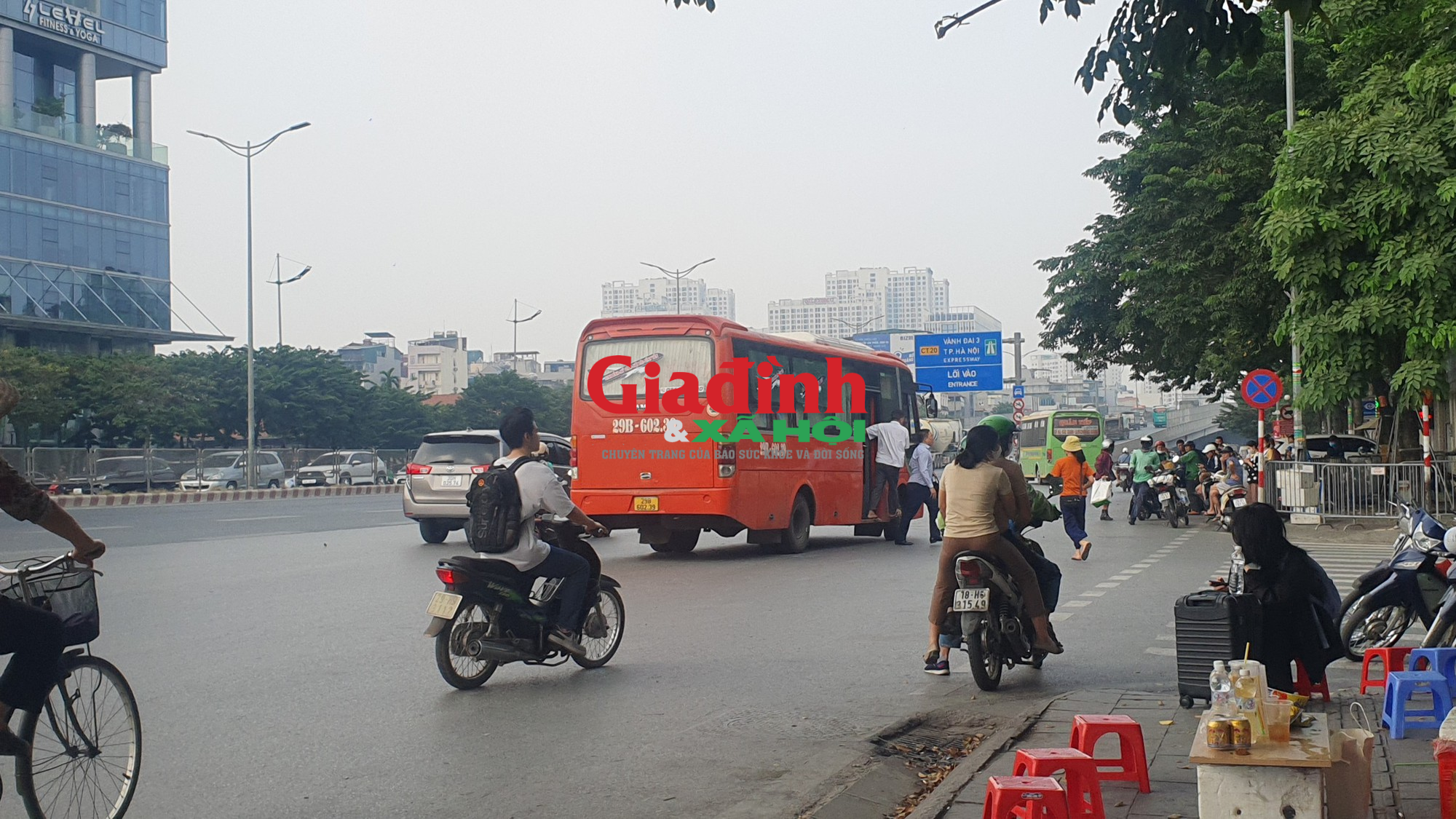 Hà Nội: Xe khách, Limousine tiếp tục ‘thác loạn’ đường phố quanh bến xe khách Mỹ Đình - Ảnh 10.