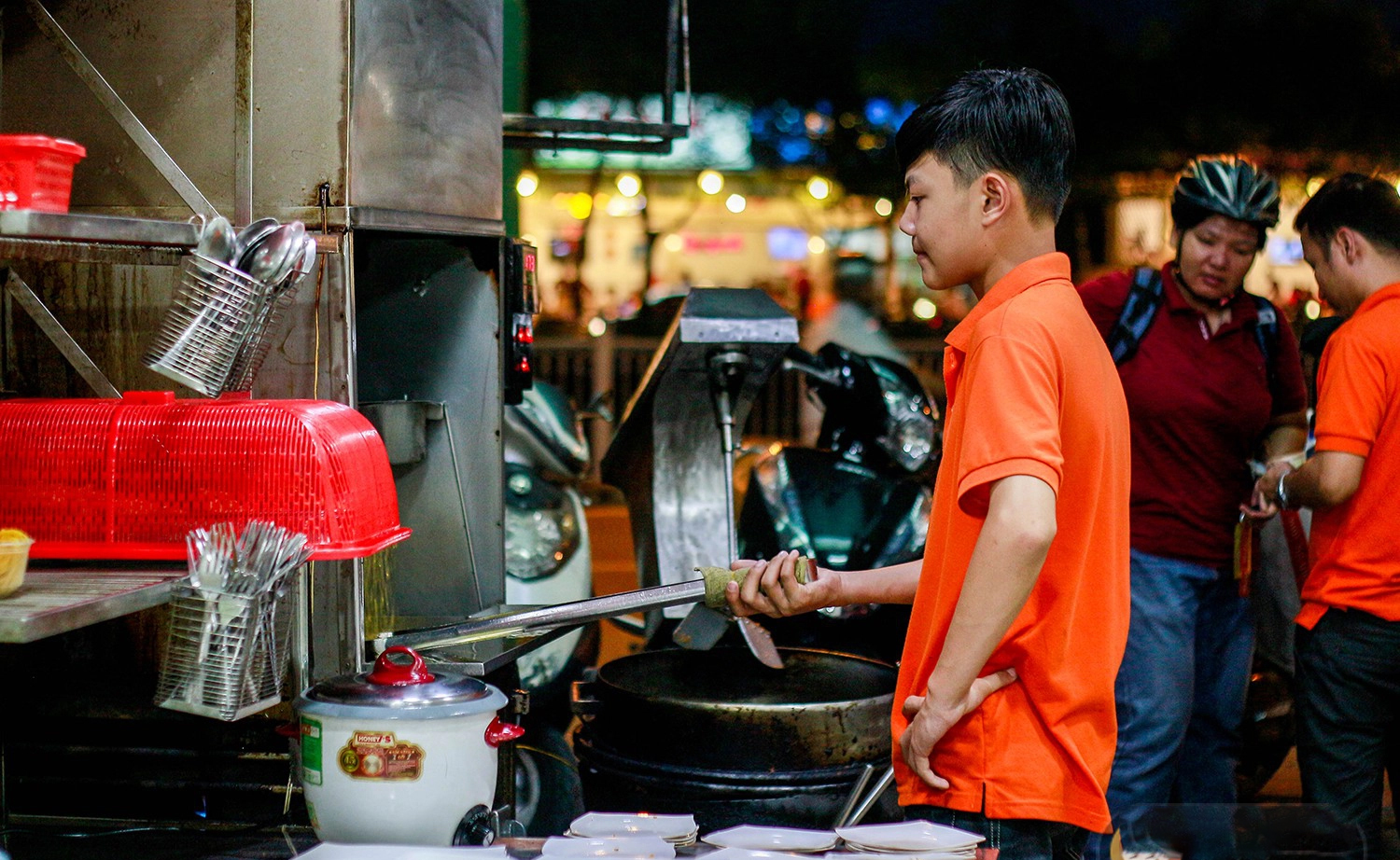 Du khách nước ngoài ca ngợi cơm gà xối mỡ của Việt Nam &quot;ngon nhất cuộc đời&quot;, không nơi nào có được - Ảnh 3.