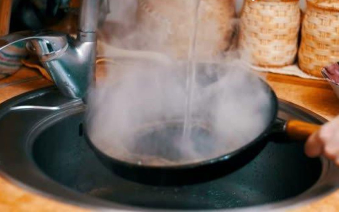 Đầu bếp khách sạn chia sẻ lý do vì sao không nên rửa chảo dầu mỡ bằng nước nóng, nguyên nhân xuất phát từ thói quen của 90% người dùng - Ảnh 1.