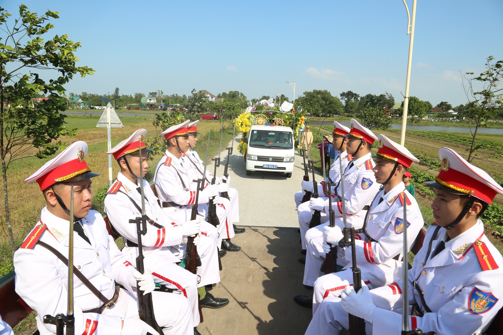 Xúc động lễ tiễn đưa Đại úy công an hy sinh khi làm nhiệm vụ ở Hà Tĩnh - Ảnh 12.