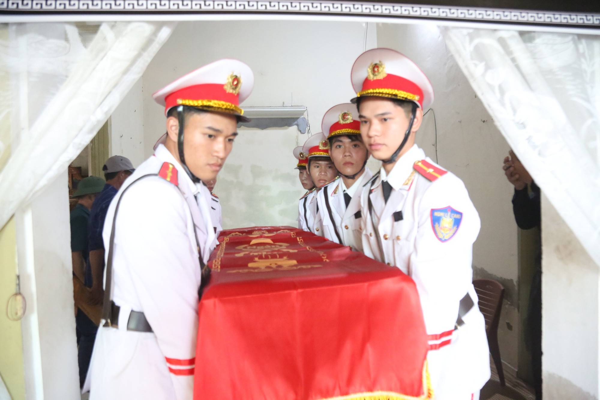 Xúc động lễ tiễn đưa Đại úy công an hy sinh khi làm nhiệm vụ ở Hà Tĩnh - Ảnh 11.