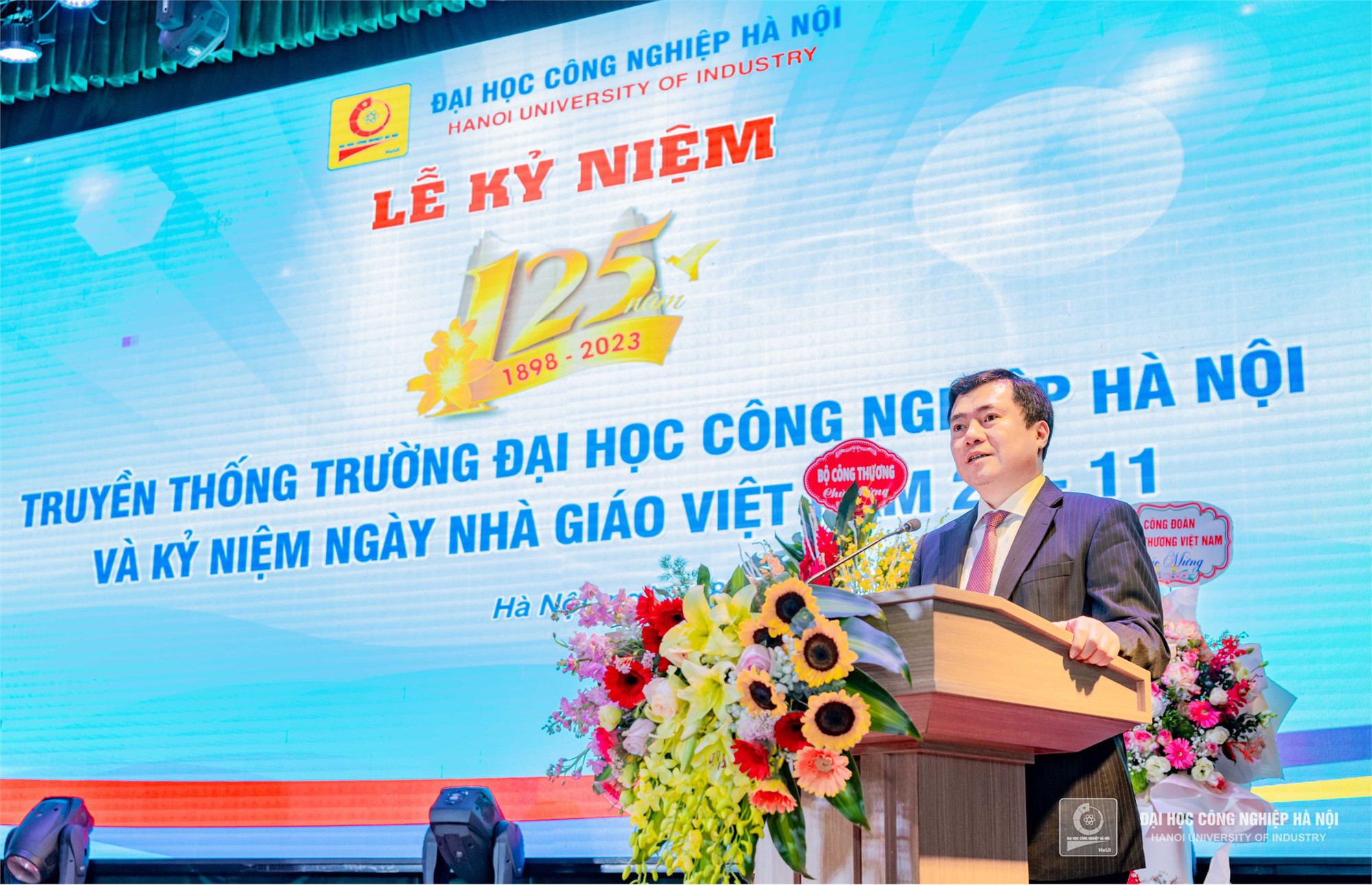 Lễ kỷ niệm 125 năm truyền thống Trường Đại học Công nghiệp Hà Nội (1898 – 2023) và 41 năm Ngày Nhà giáo Việt Nam 20/11 - Ảnh 2.