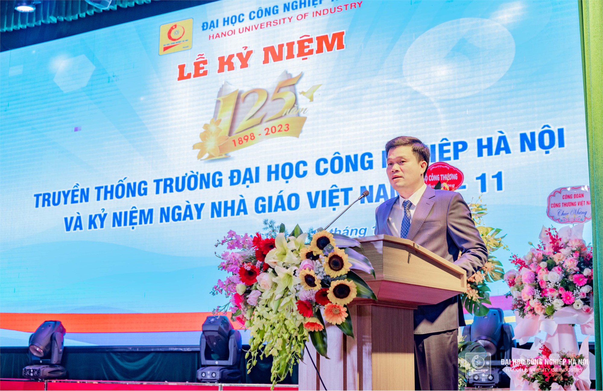 Lễ kỷ niệm 125 năm truyền thống Trường Đại học Công nghiệp Hà Nội (1898 – 2023) và 41 năm Ngày Nhà giáo Việt Nam 20/11 - Ảnh 4.