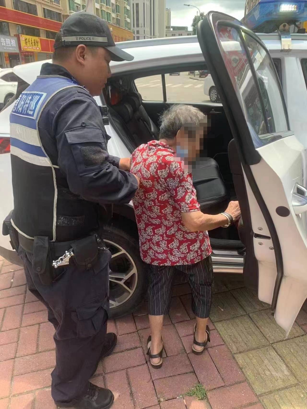 Thấy bà cụ 77 tuổi ở 1 mình có biểu hiện bất thường, 2 ngày không ra khỏi nhà, hàng xóm liền báo cảnh sát, thành công 'vạch trần' vụ lừa đảo hơn 1,6 tỷ đồng - Ảnh 3.