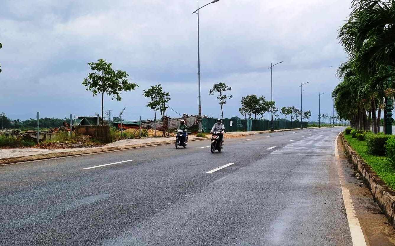 Đi xe máy bị dây điện võng xuống đường cắt ngang cổ, một phụ nữ tử vong - Ảnh 1.