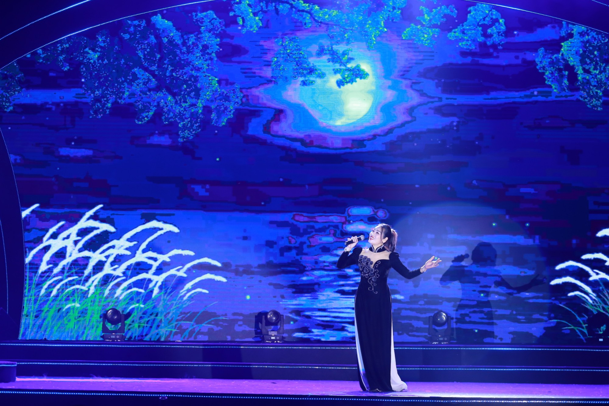 Tùng Dương, Kyo York 'phiêu' trên sân khấu thực cảnh bên bờ sông Hồng - Ảnh 7.