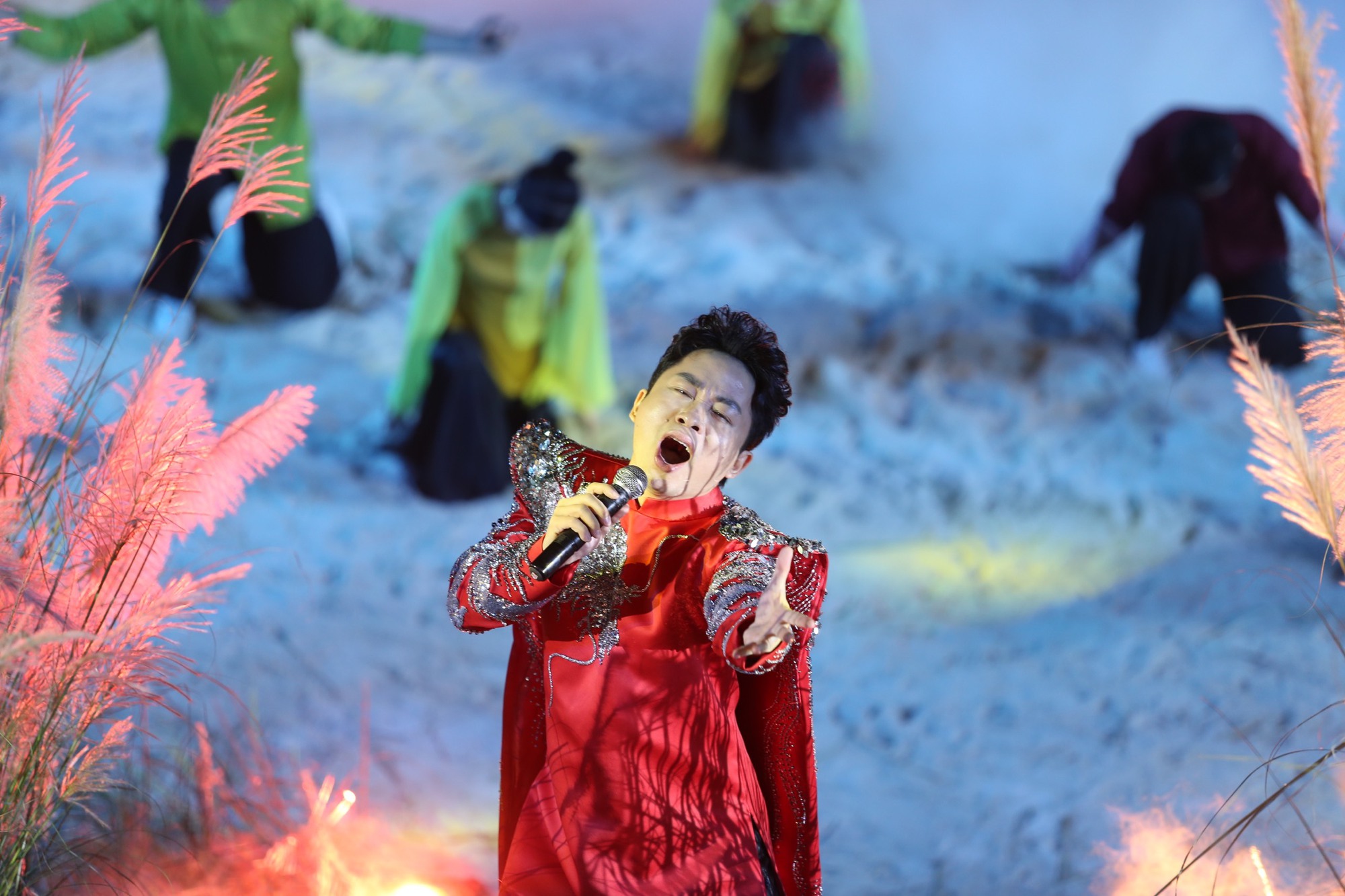 Tùng Dương, Kyo York 'phiêu' trên sân khấu thực cảnh bên bờ sông Hồng - Ảnh 3.