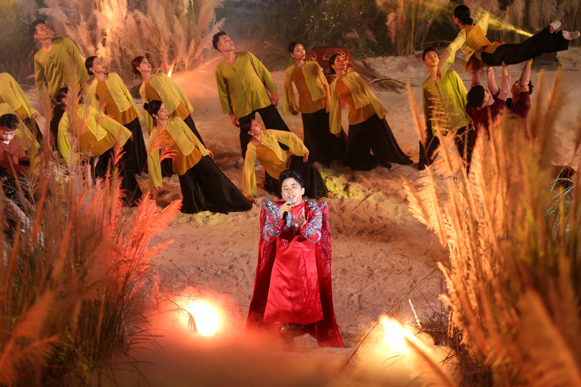Tùng Dương, Kyo York 'phiêu' trên sân khấu thực cảnh bên bờ sông Hồng - Ảnh 5.
